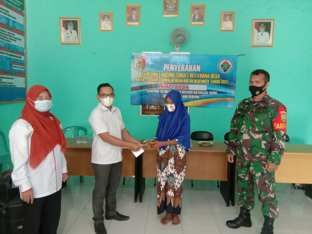 Serma Sukardi Kawal Penyaluran BLT-DD  2021 di Desa Binaanya